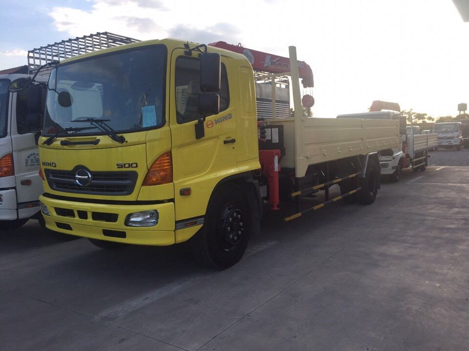 xe tai hino gan cau