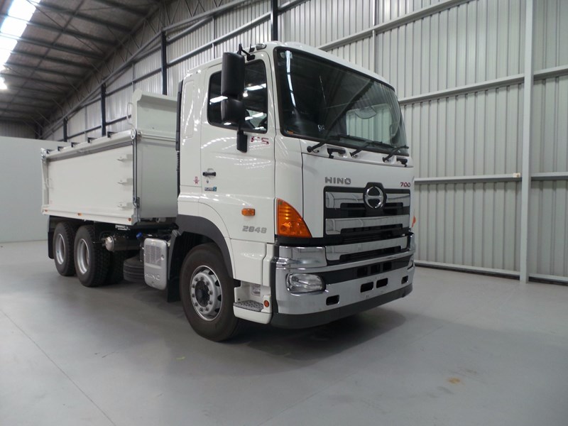 xe-ben-hino-700-2018-1 image xe ben hino 700 2018