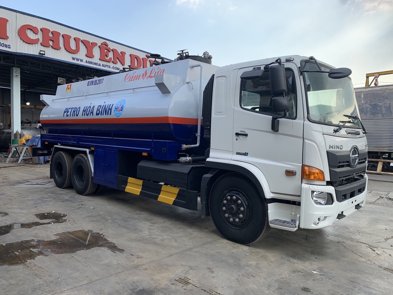 9fa1bcb3aef454aa0de5 image xe tai hino xitec cho xang dau 18 khoi series hino500